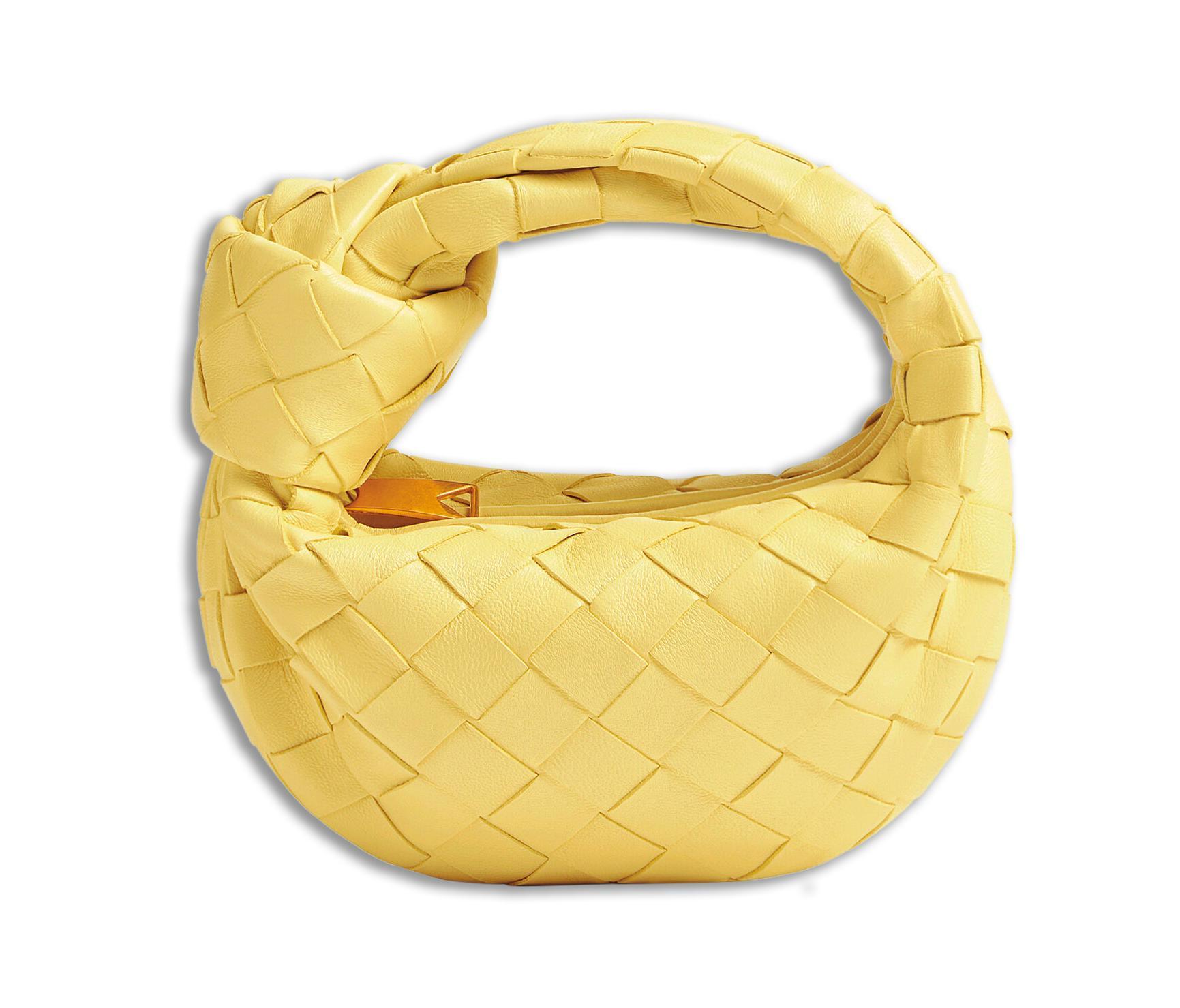 雪酪黃Candy Jodie半月包。NT$49,900(BOTTEGA VENETA提供)