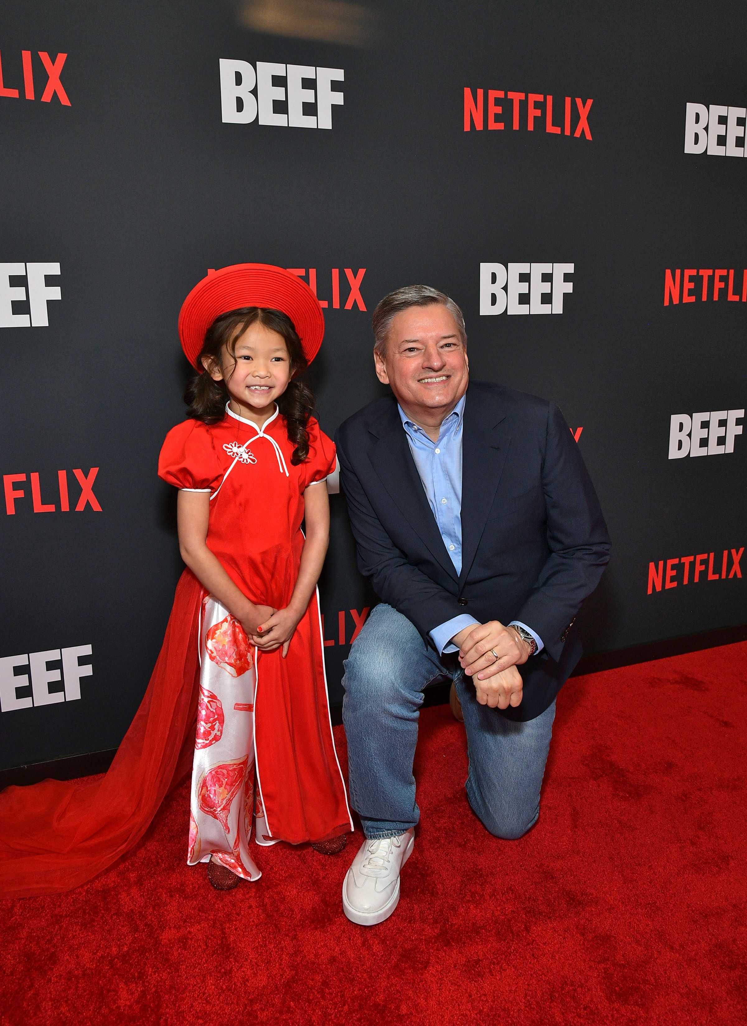 童星瑞蜜霍爾特(左)與Netflix共同執行長東尼薩蘭多斯(右)。(Netflix提供)