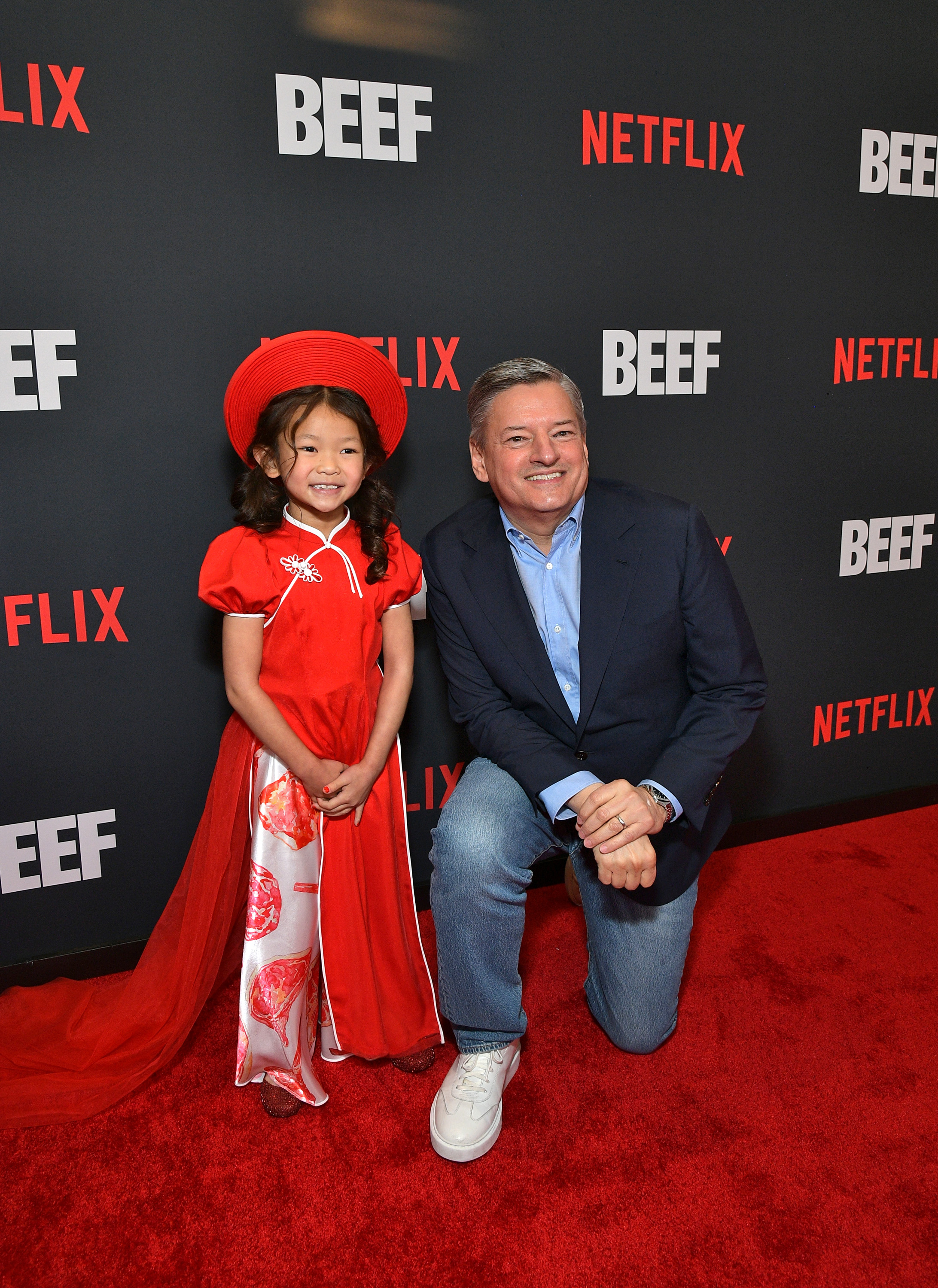 童星瑞蜜霍爾特（左）與Netflix共同執行長東尼薩蘭多斯（右）。（Netflix提供）