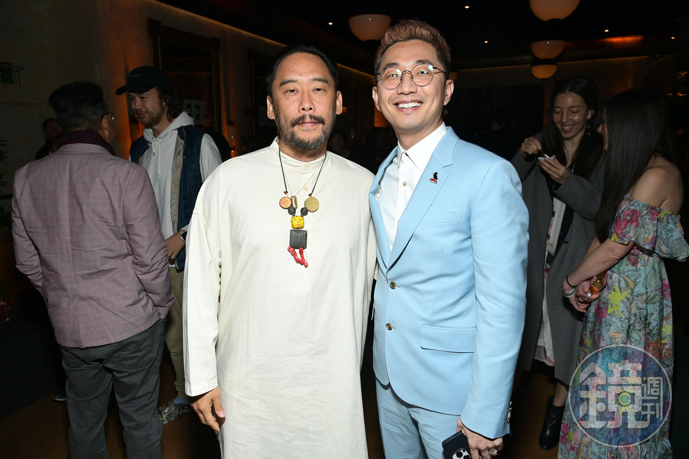 韓裔藝術家崔大衛(左)與《怒嗆人生》編劇兼節目統籌李宋金(右)。(Netflix提供)