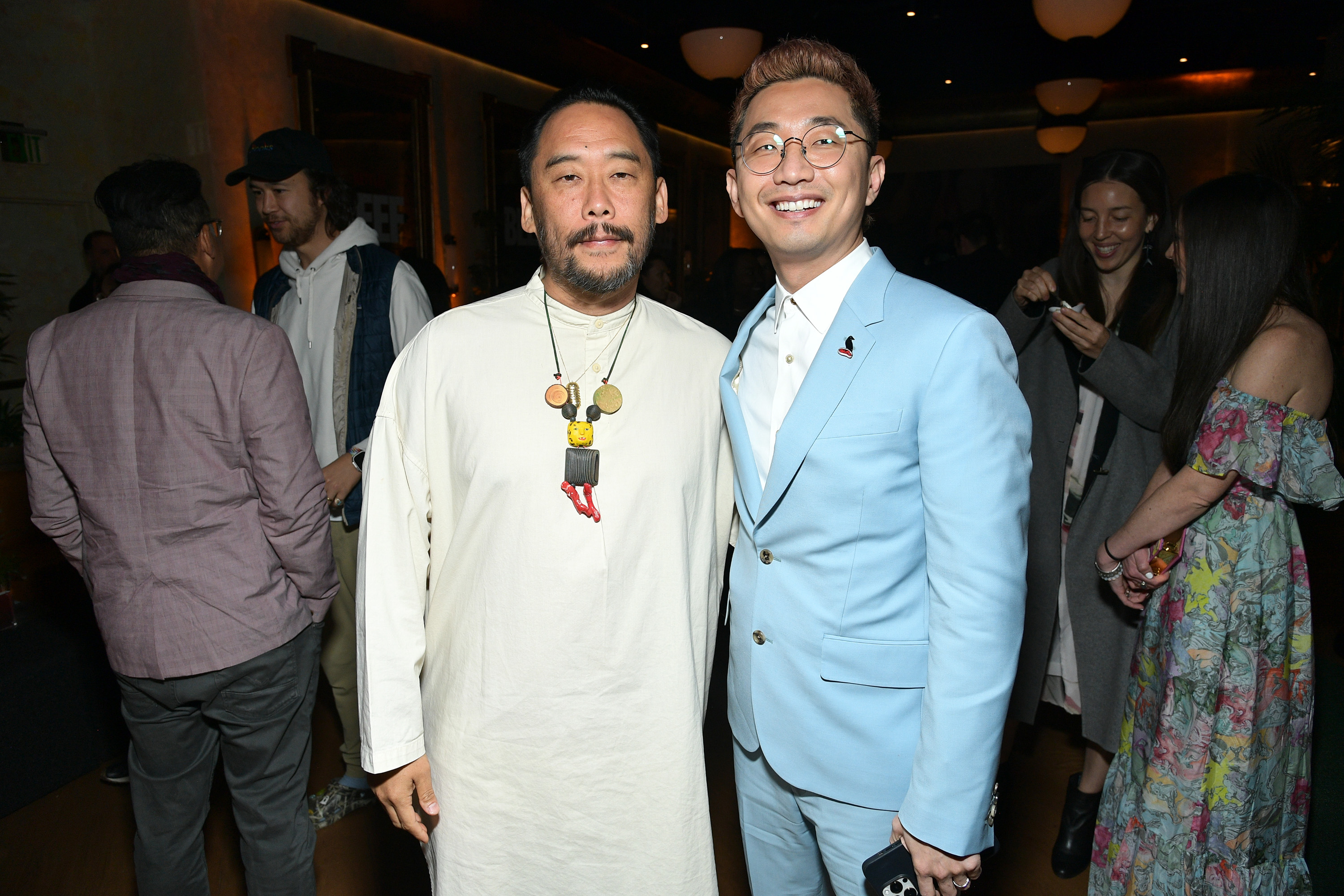 韓裔藝術家崔大衛（左）與《怒嗆人生》編劇兼節目統籌李宋金（右）。（Netflix提供）