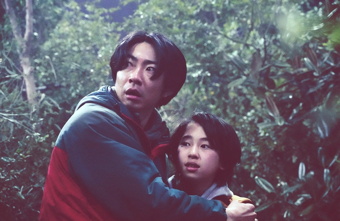 「ARASHI 嵐」相葉雅紀與上原劍心飾演父子，導演中田秀夫笑說兩人真的有父子臉。（車庫娛樂提供）