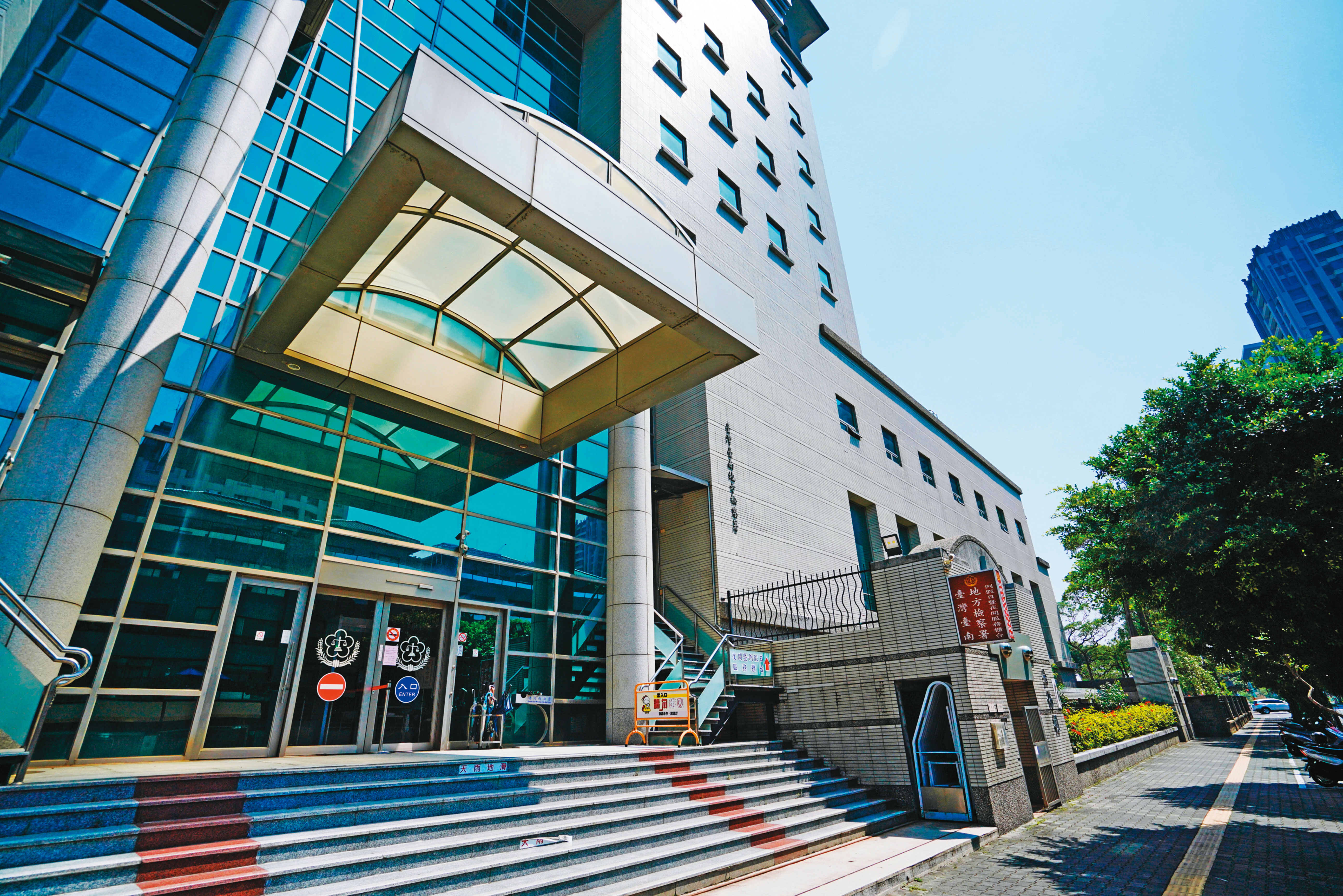 台南地檢署偵辦偷竊案後還女助理清白，並以誣告罪起訴色牙醫。