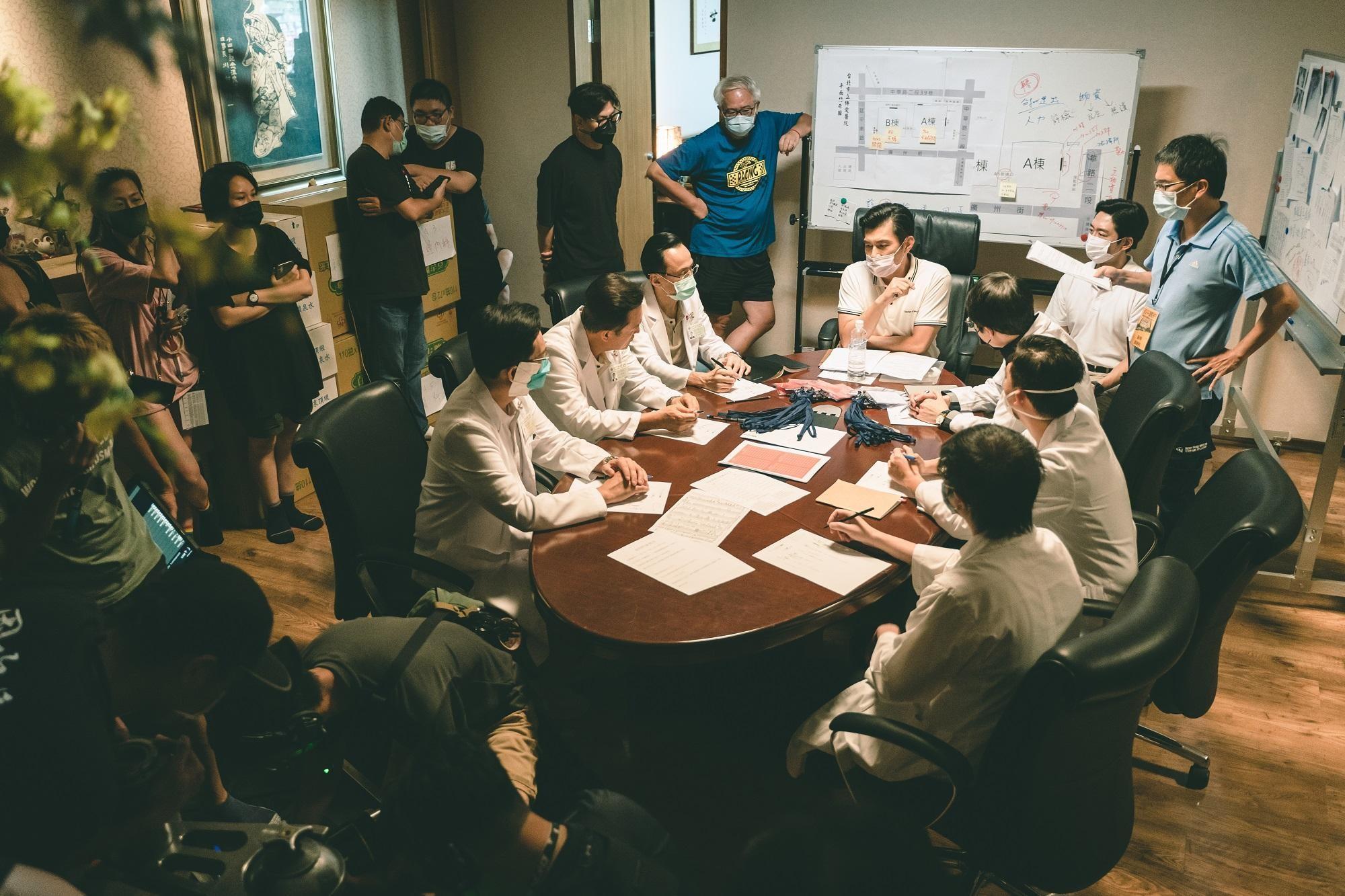 《和平歸來》邀請不同科別醫師擔任顧問及客串,增加真實感。(馬克吐溫國際影像提供)