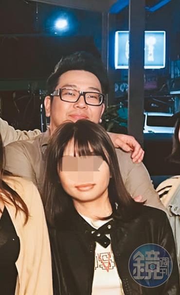 張覺引(後)與妻子(前)在沙龍酒吧任職期間,爆發不少爭議及糾紛。(讀者提供)