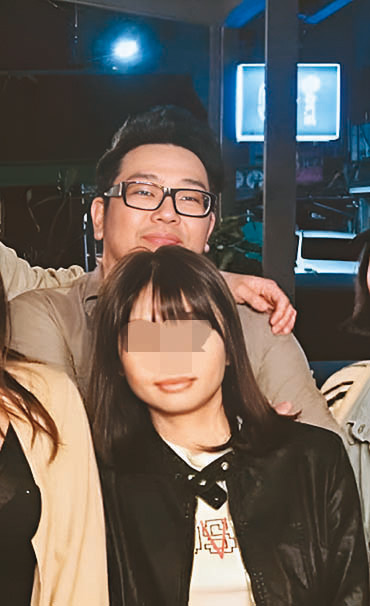 張覺引(後)與妻子(前)在沙龍酒吧任職期間,爆發不少爭議及糾紛。(讀者提供)