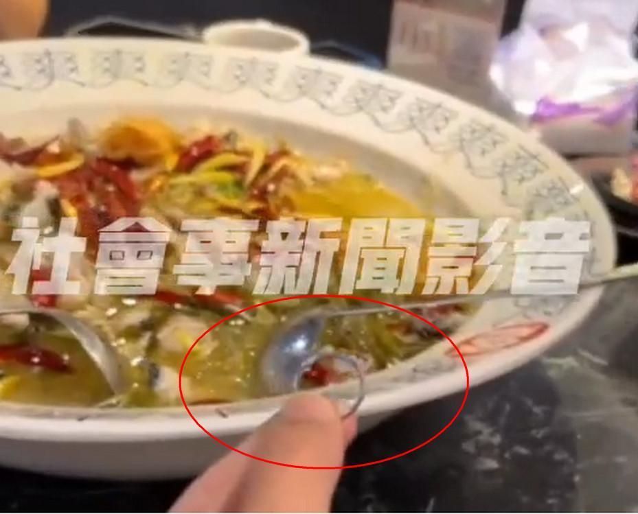 餐廳業者解釋,可能是員工在處理食材時,手上的戒指掉進食物中。(示意圖,翻攝自社會事新聞影音)