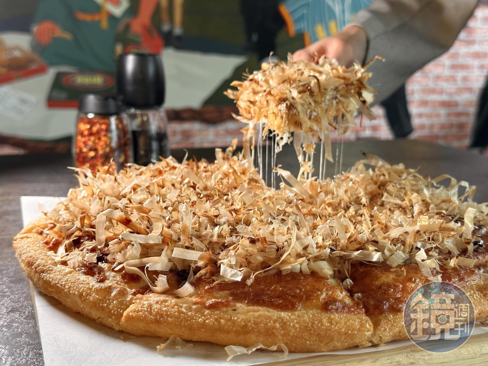 「和風章魚燒比薩」麵皮表層酥脆，扎實有嚼勁，章魚丁鮮甜彈Q。（380元／9吋）