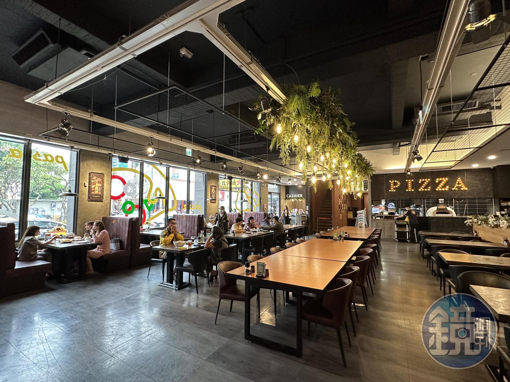 餐廳空間非常寬敞，適合大型聚會或是商務會議包場。