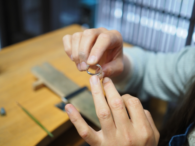 有網友在台北市信義區知名餐廳吃酸菜魚，沒想到卻咬到一枚戒指。