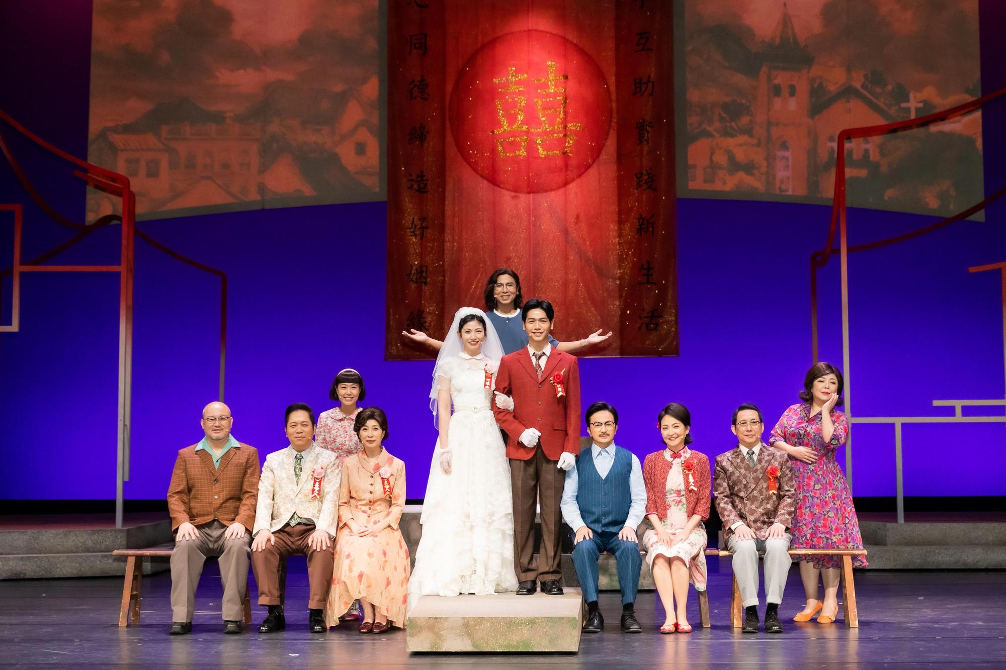 果陀劇場《淡水小鎮》由蔡旻佑和李千娜演出兩小無差男女主角。(果陀劇場提供)