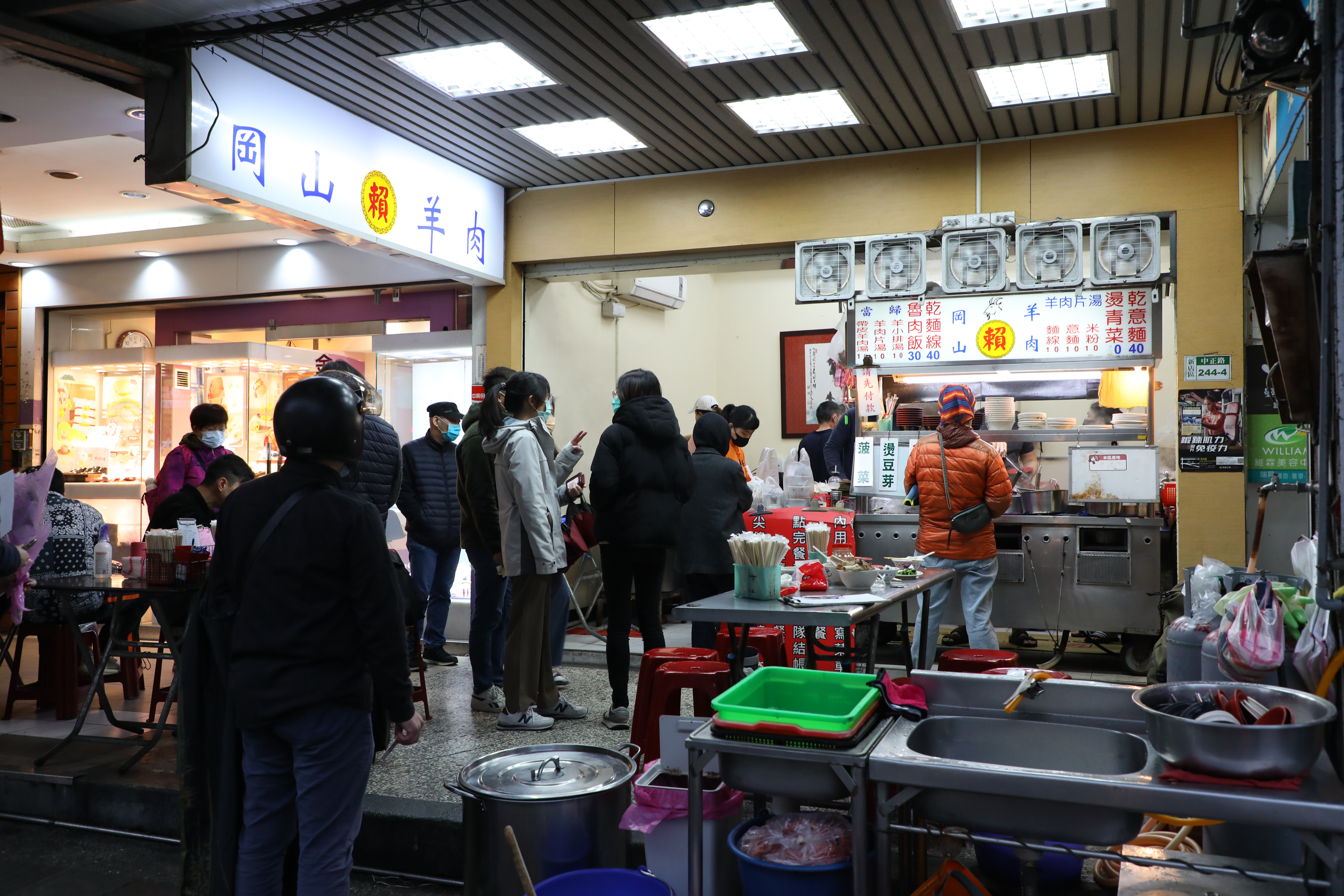 「賴岡山羊肉」是頗受新店在地人歡迎的小吃店，攤子前時常大排長龍。
