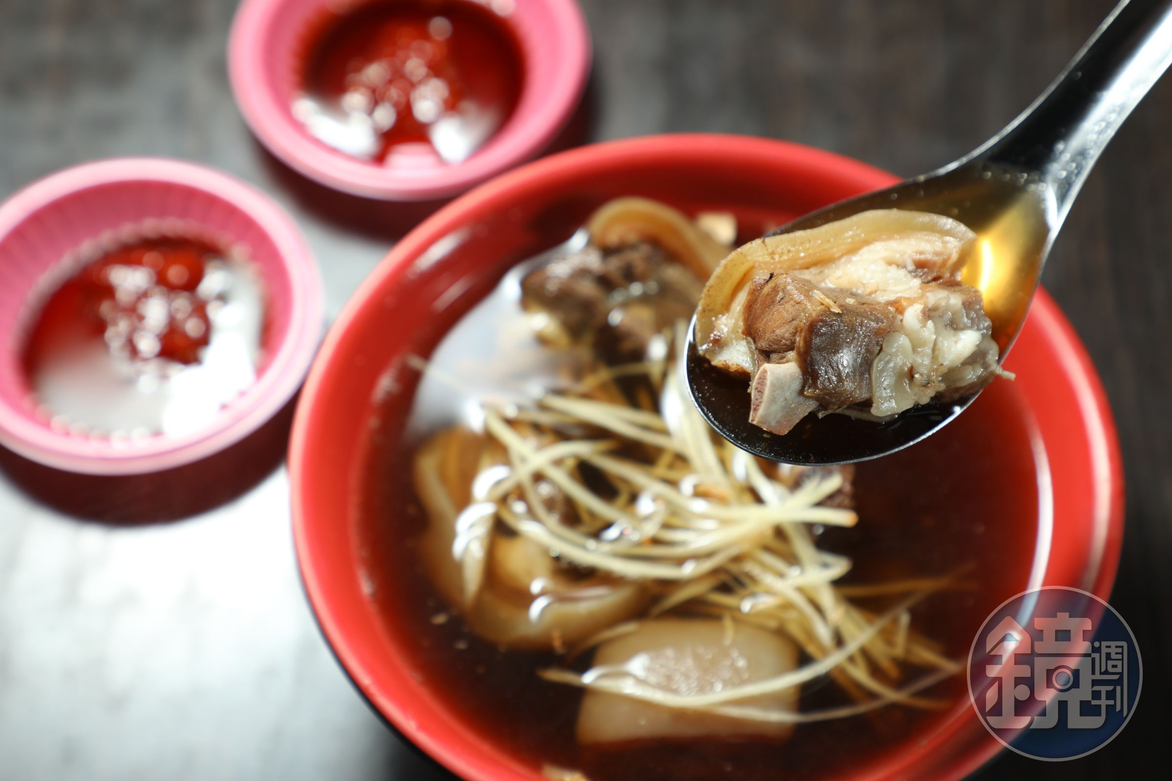 「羊腳筋湯」骨邊肉細嫩，附著軟彈腳筋，可用吸管吸吮骨髓，口感像 布丁，沒有可怕臊味。（160元／碗）