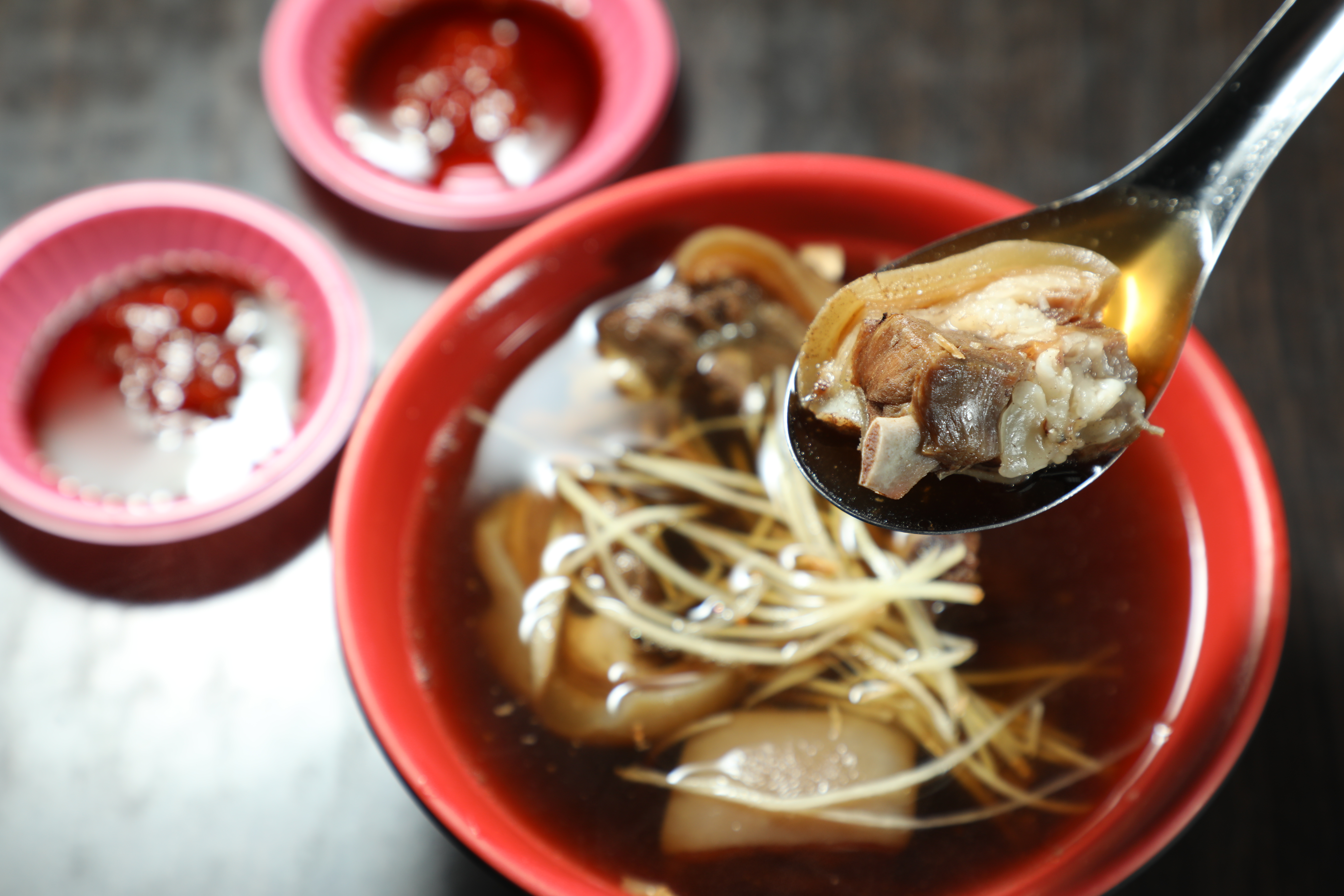 「羊腳筋湯」骨邊肉細嫩，附著軟彈腳筋，可用吸管吸吮骨髓，口感像 布丁，沒有可怕臊味。（160元／碗）