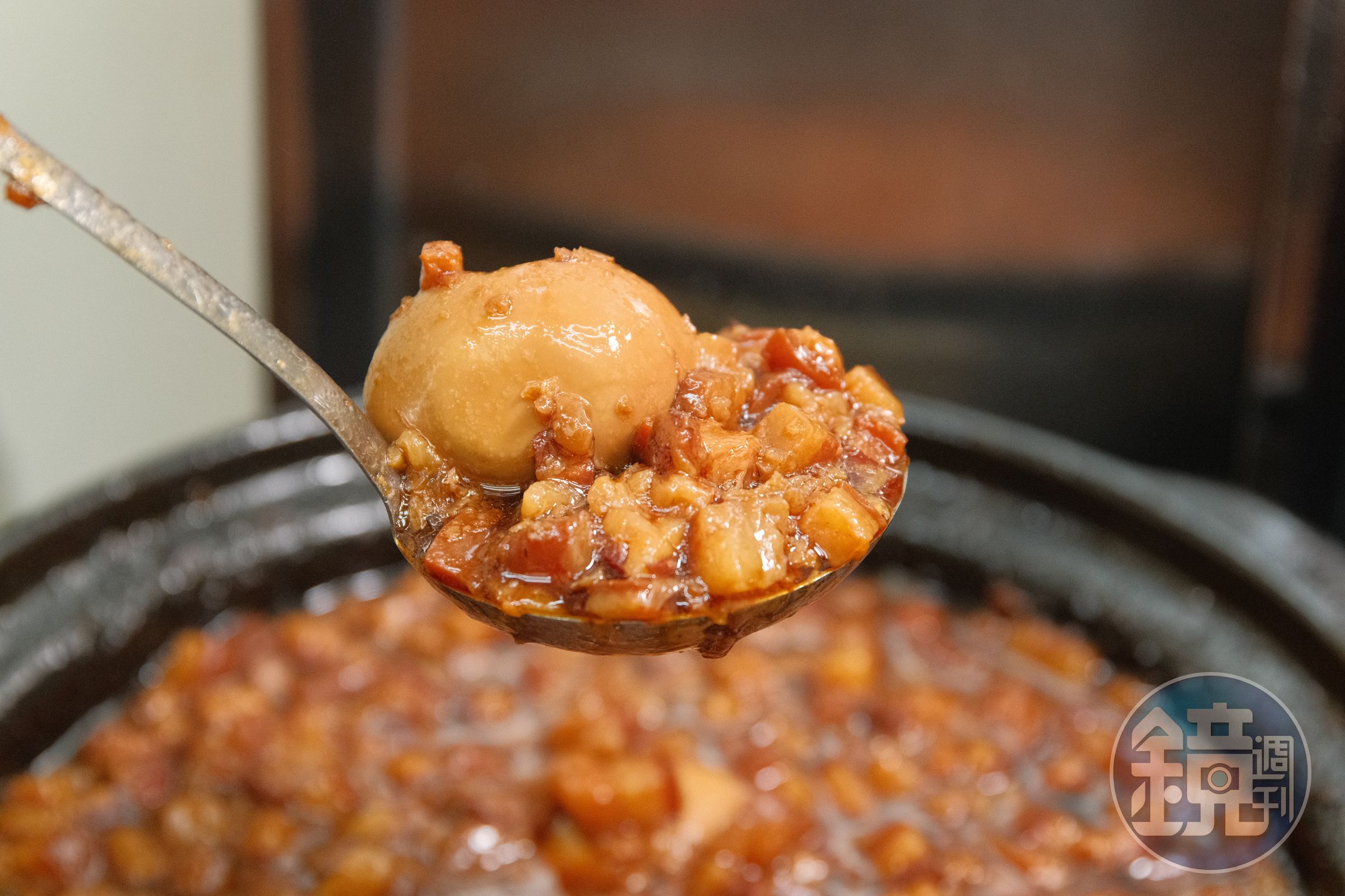 「帶皮羊肉湯」皮Q好咀嚼，肉質甜嫩不柴，湯頭甘醇不燥，可免費續湯。（150元／碗）