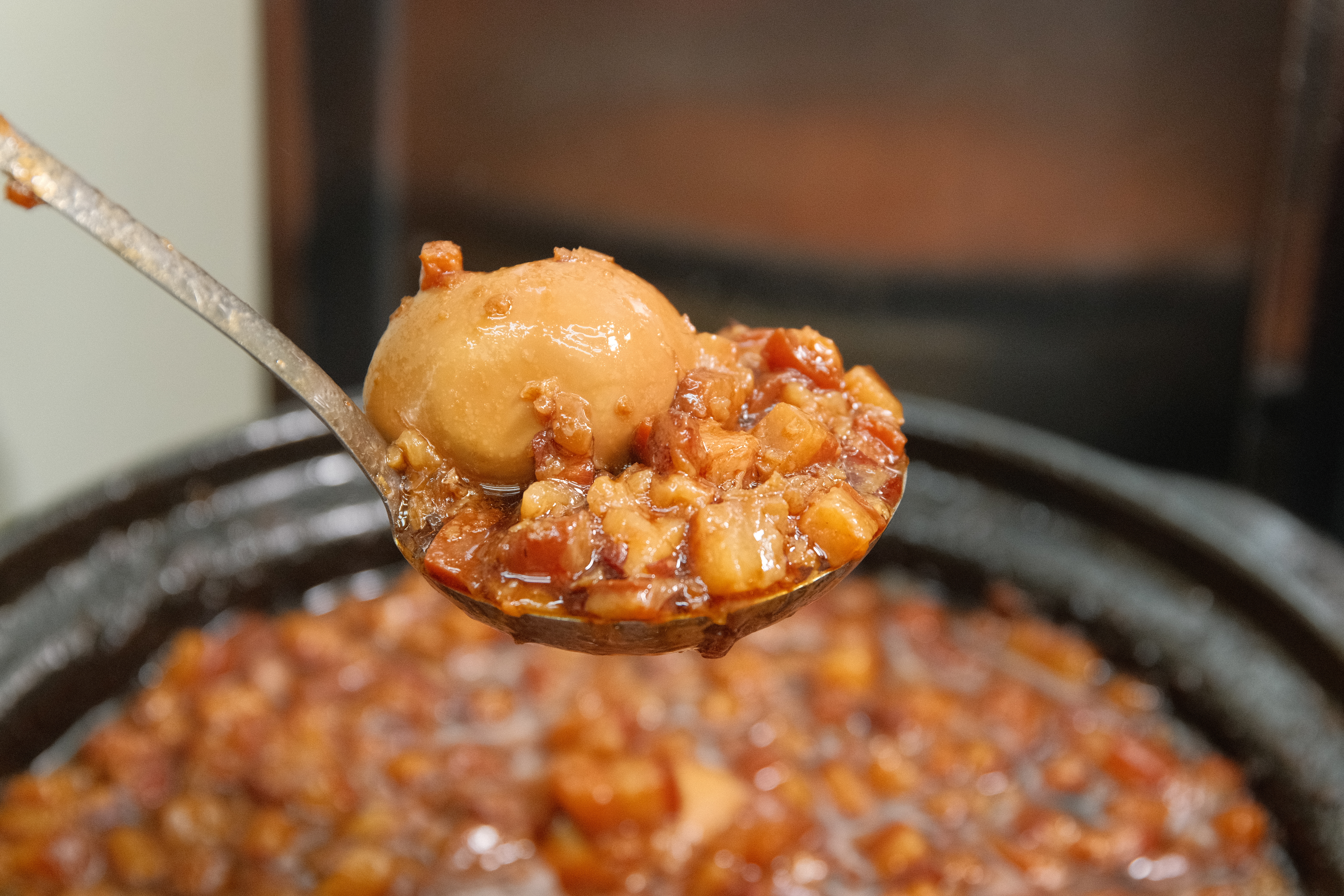 「帶皮羊肉湯」皮Q好咀嚼，肉質甜嫩不柴，湯頭甘醇不燥，可免費續湯。（150元／碗）