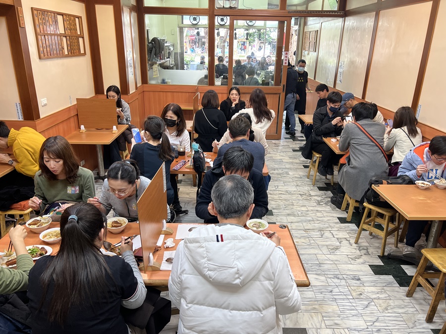店內座位已經不少，午餐時段還是時常一位難求。