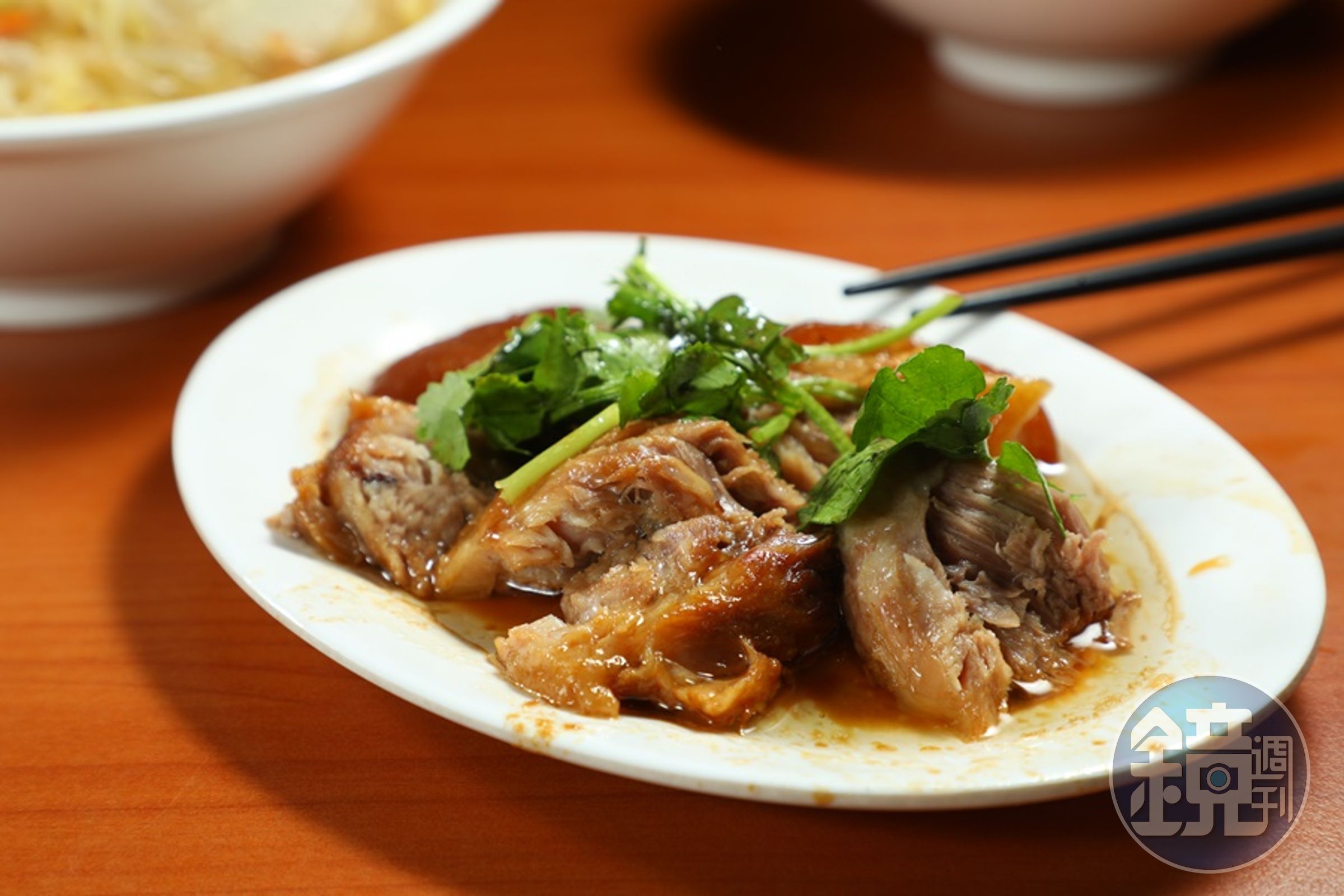 「蹄膀肉」皮Q有嚼感，肉質鹹香入味，配滷肉飯吃更油潤滿足。（70元／小份）