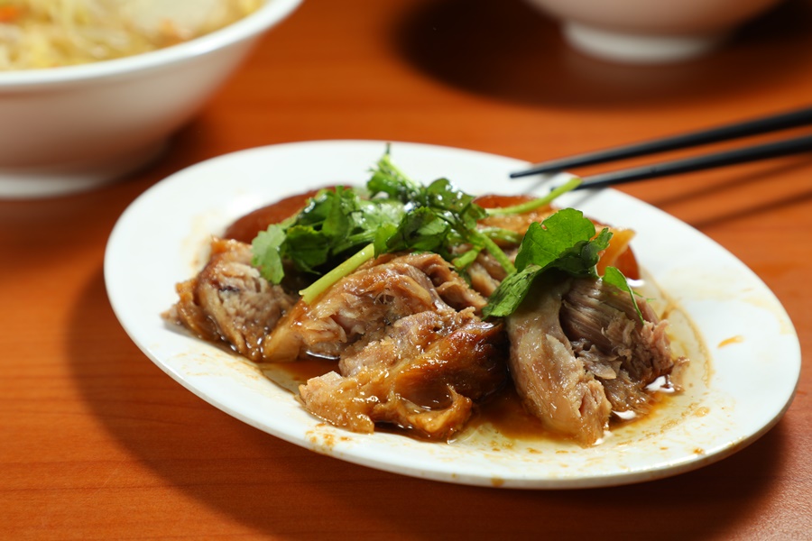 「蹄膀肉」皮Q有嚼感，肉質鹹香入味，配滷肉飯吃更油潤滿足。（70元／小份）