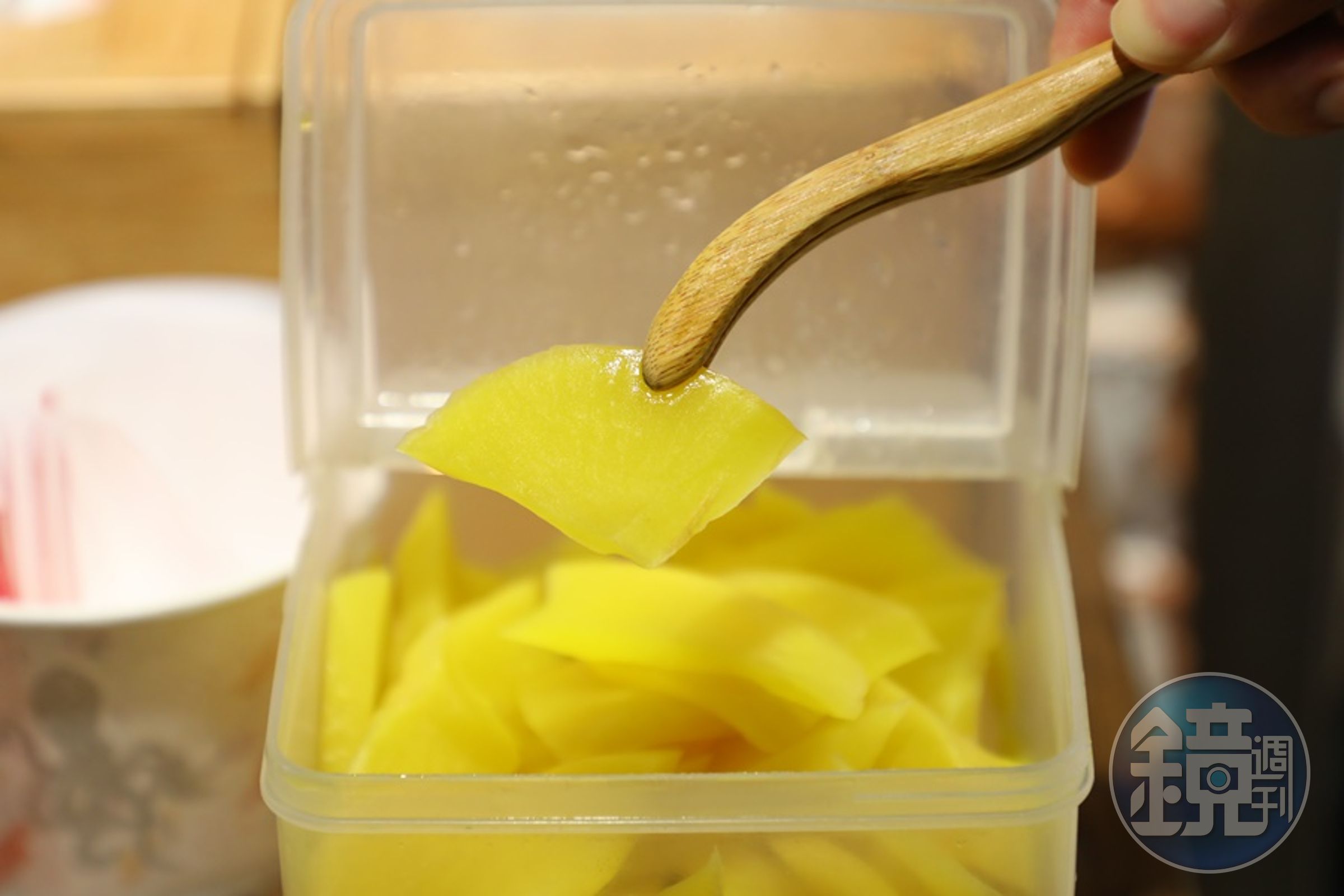 自助區有醃黃蘿蔔片讓客人夾取配飯。