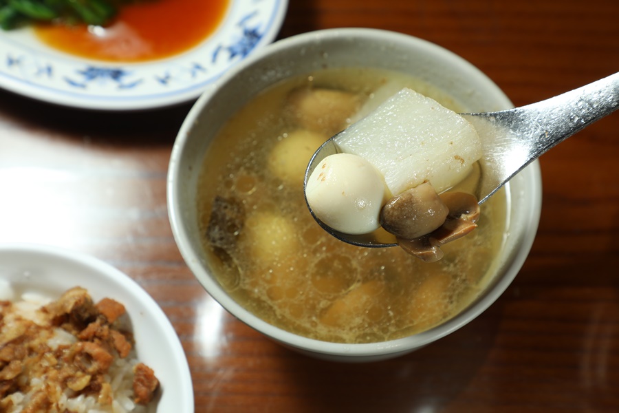 在小吃店很少見的「菘茸鳥蛋湯」，喝起來素淨清甜，有蘑菇的香氣。（60元／碗）