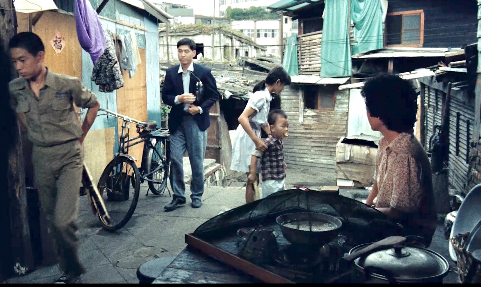 西本願寺在40年前是一片違建與小吃聚集聚落,劇組當時在此取景,還伴隨著火車通過的聲音。(海鵬)