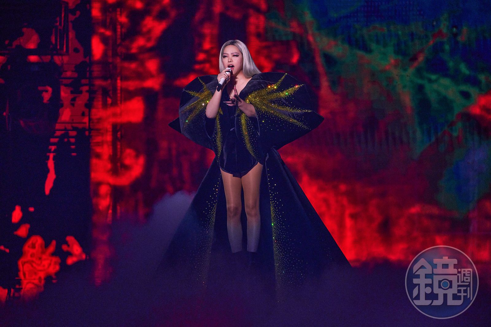 張惠妹閉關3個月高雄巨蛋霸氣登場戰服砸百萬「秀深V、鉛筆腿」 - 鏡