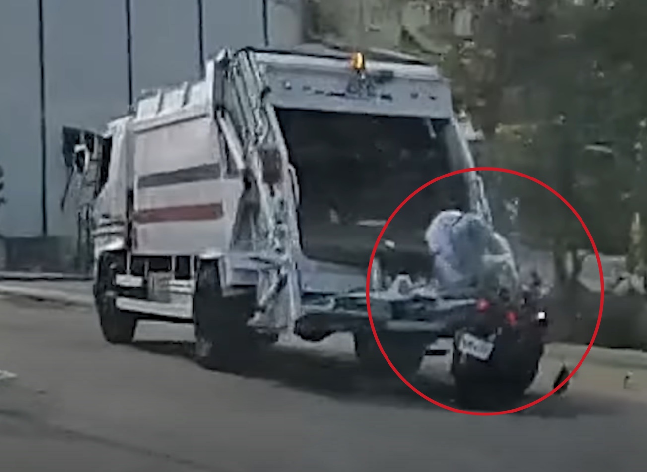 高雄一輛垃圾車突然大迴轉,後方直行的男大生騎士反應不及撞上。(翻攝WoWtchout YT頻道)