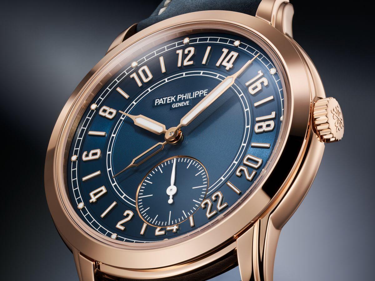 PATEK PHILIPPE Calatrava 5224R-001 兩地時間錶外型簡潔平衡，沒有任何多餘按把設計，甚至還可以把GMT指針隱藏起來，等旅行時才調校出來。機芯結構採用PP三項專利技術，擁有完美的調校觸感，指針運作穩定且一次到位。採用24小時制顯示，在閱讀上需要多費一點心思，但也成為它的特色。錶徑42mm，以玫瑰金錶殼配上海軍藍色面盤，時標與指針都有螢光塗料，在斯文中帶點運動風格。定價約NT$1,678,000。