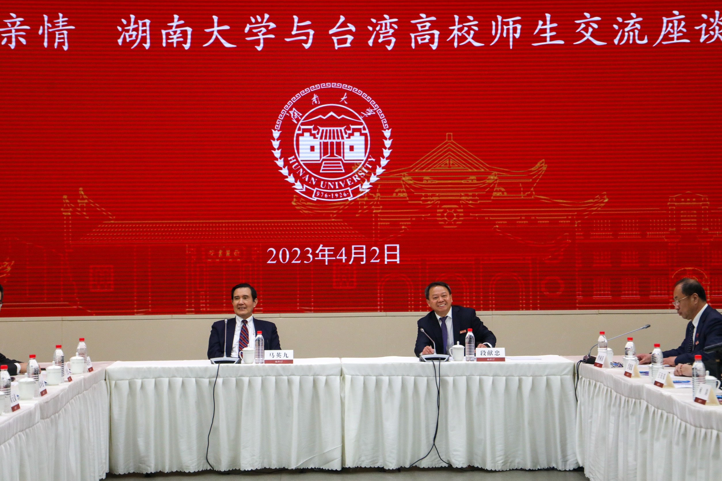 馬英九前往中國湖南祭祖,今天在座談會主動向學生說明兩岸關係。(馬辦提供)