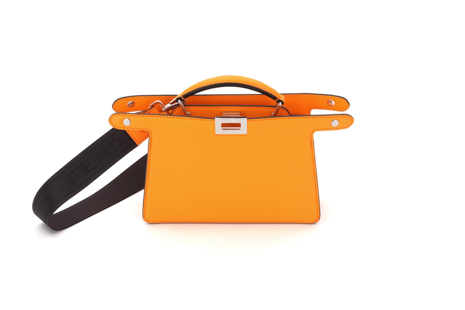 橙色Peekaboo ISeeU XCross。NT$112,000（FENDI提供）
