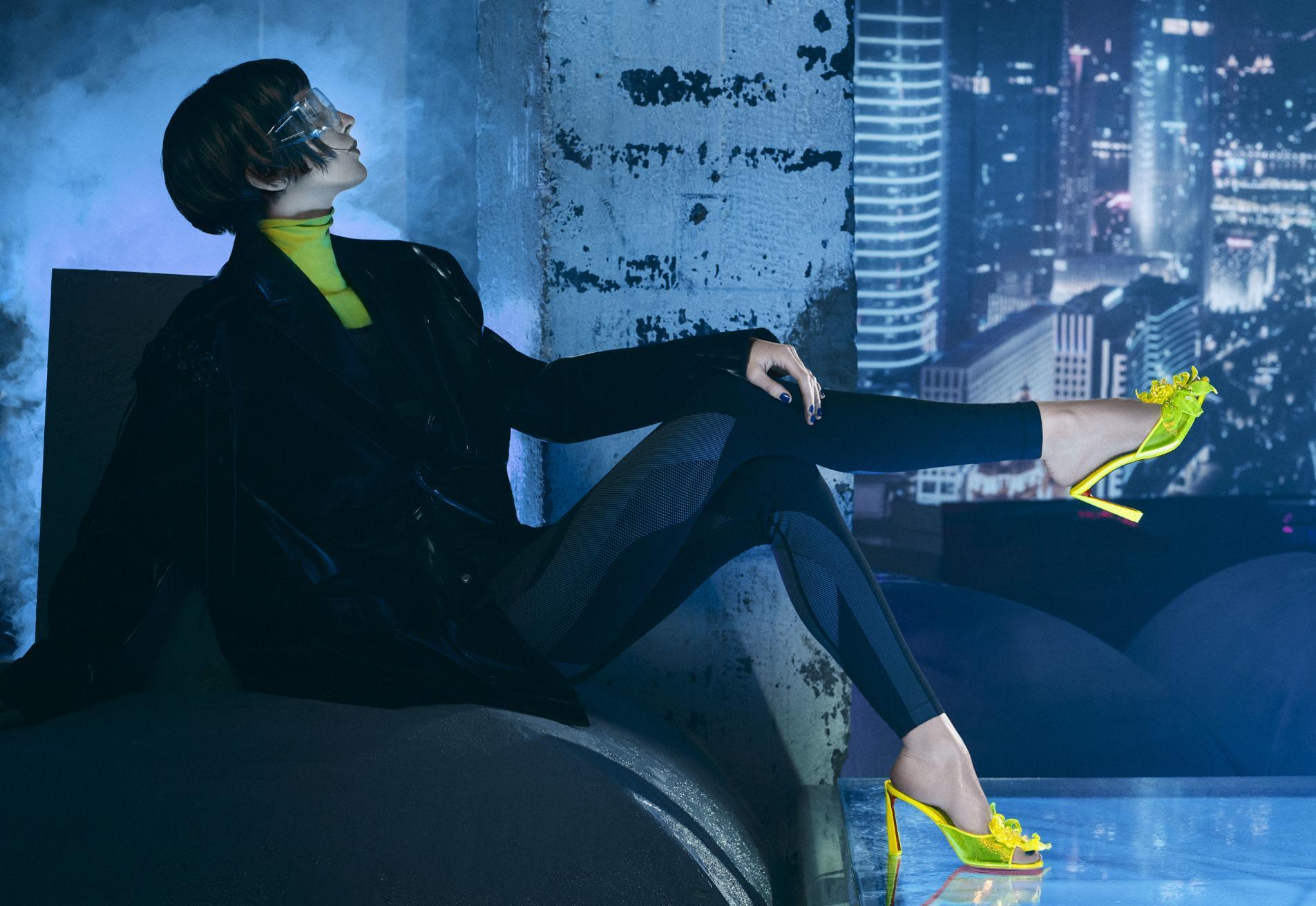 Christian Louboutin今年春夏推出螢光系列打造亮眼行頭。螢光黃高跟鞋NT$110,500(Christian Louboutin提供)
