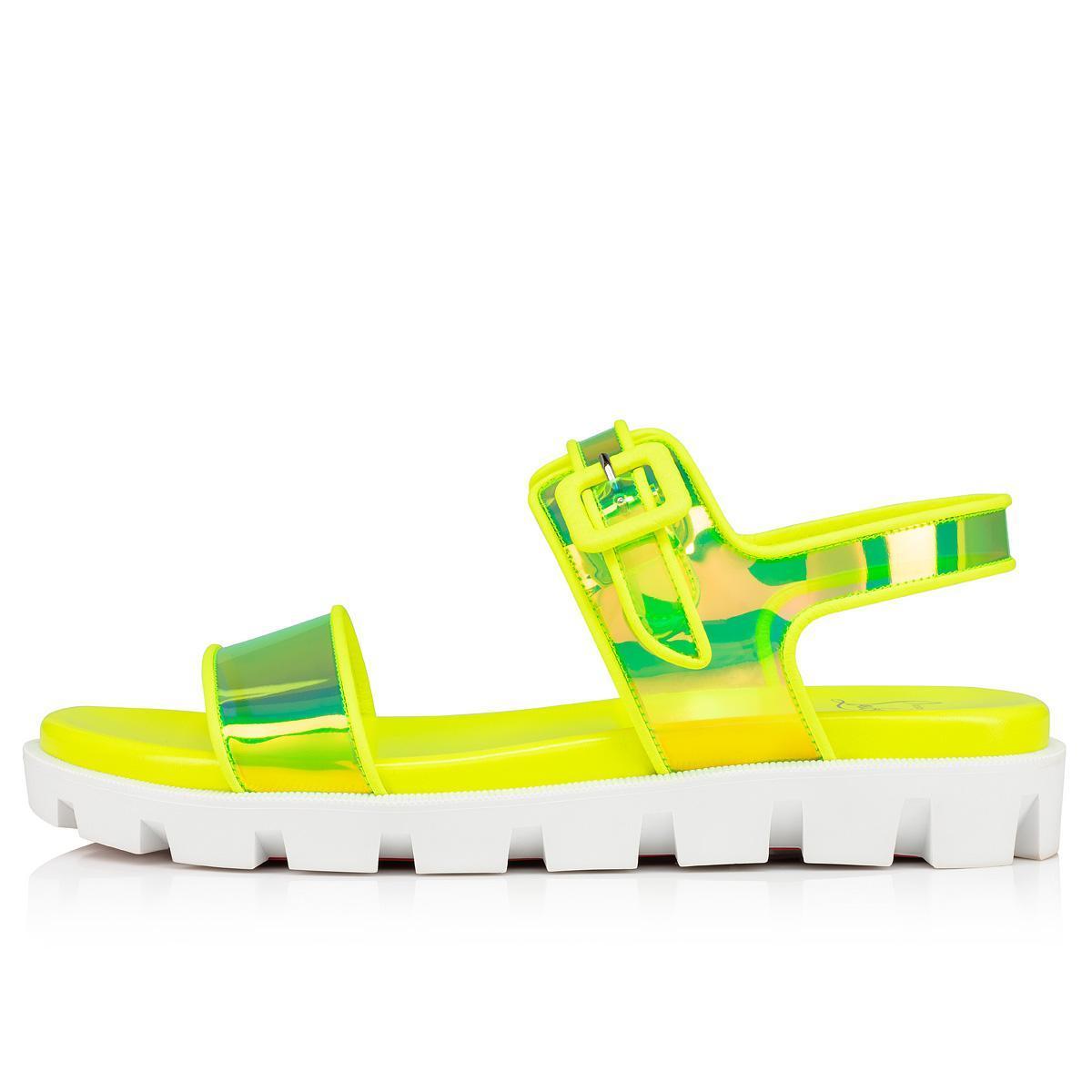 螢光黃平底涼鞋。NT$27,400(Christian Louboutin提供)