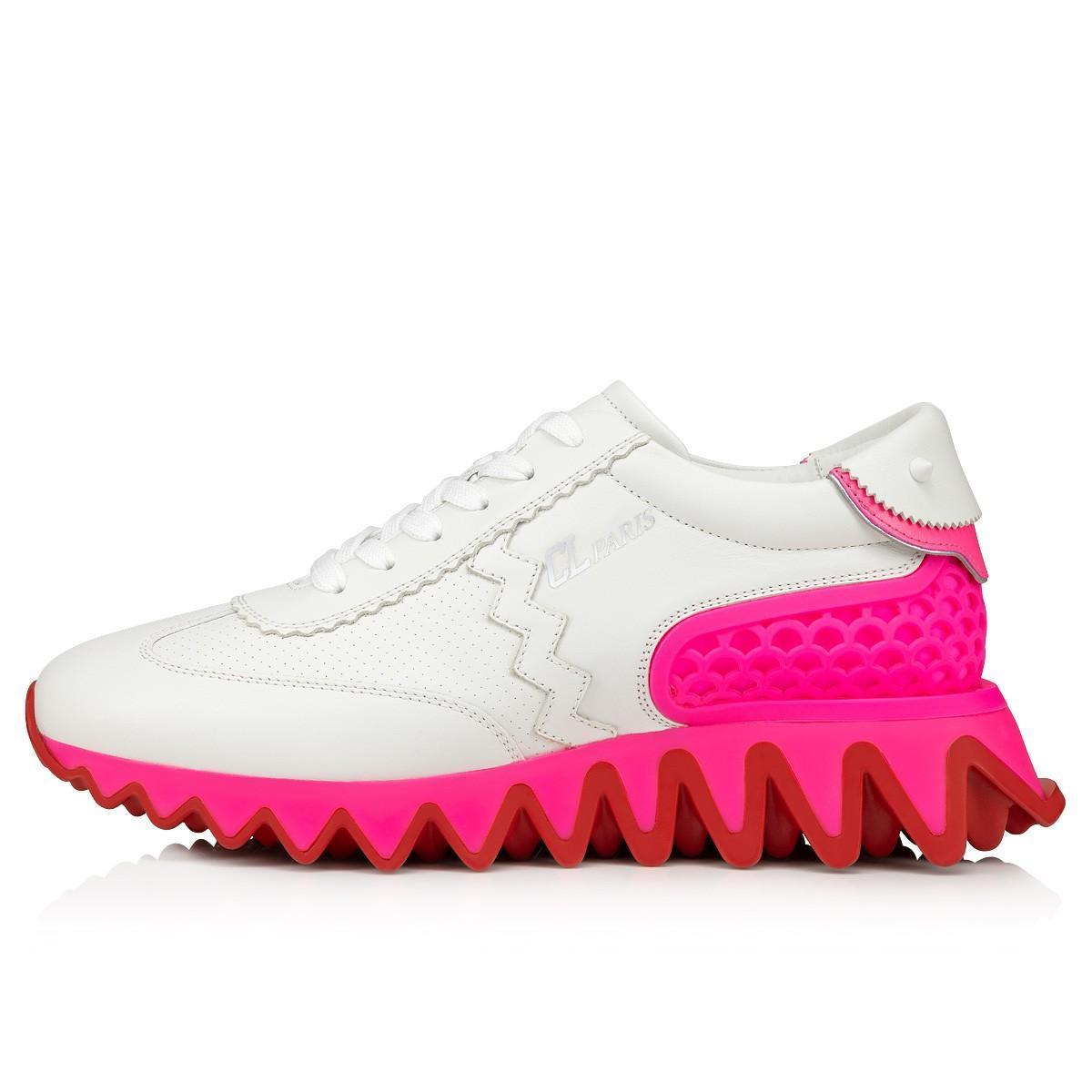 螢光粉紅裝飾球鞋。NT$34,900(Christian Louboutin提供)