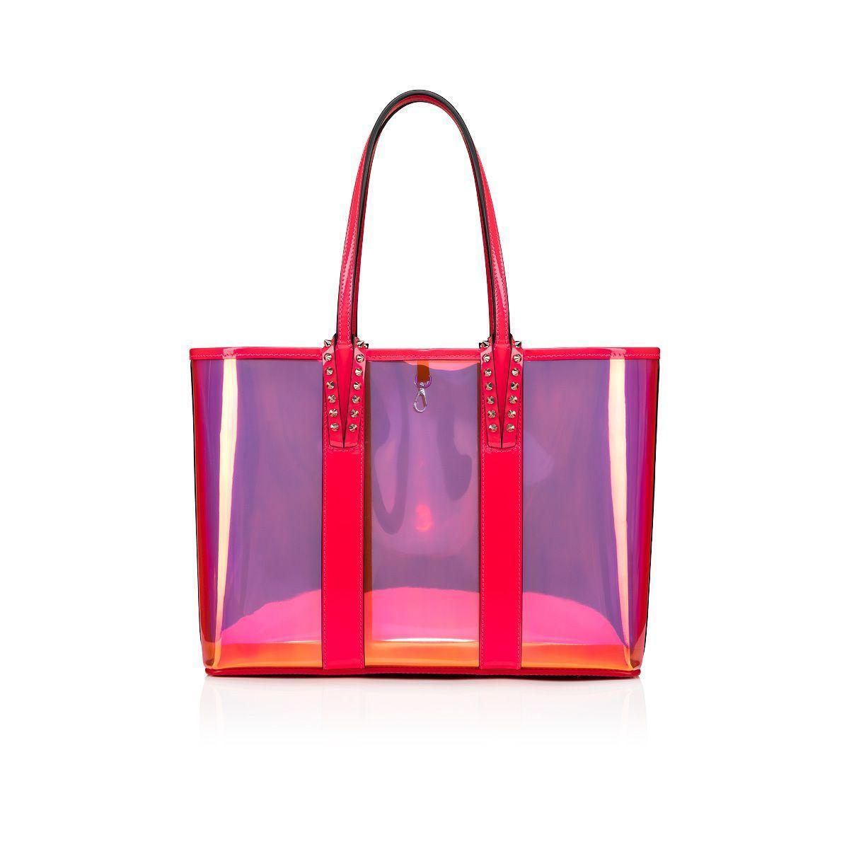 螢光粉紅托特包。NT$50,500(Christian Louboutin提供)