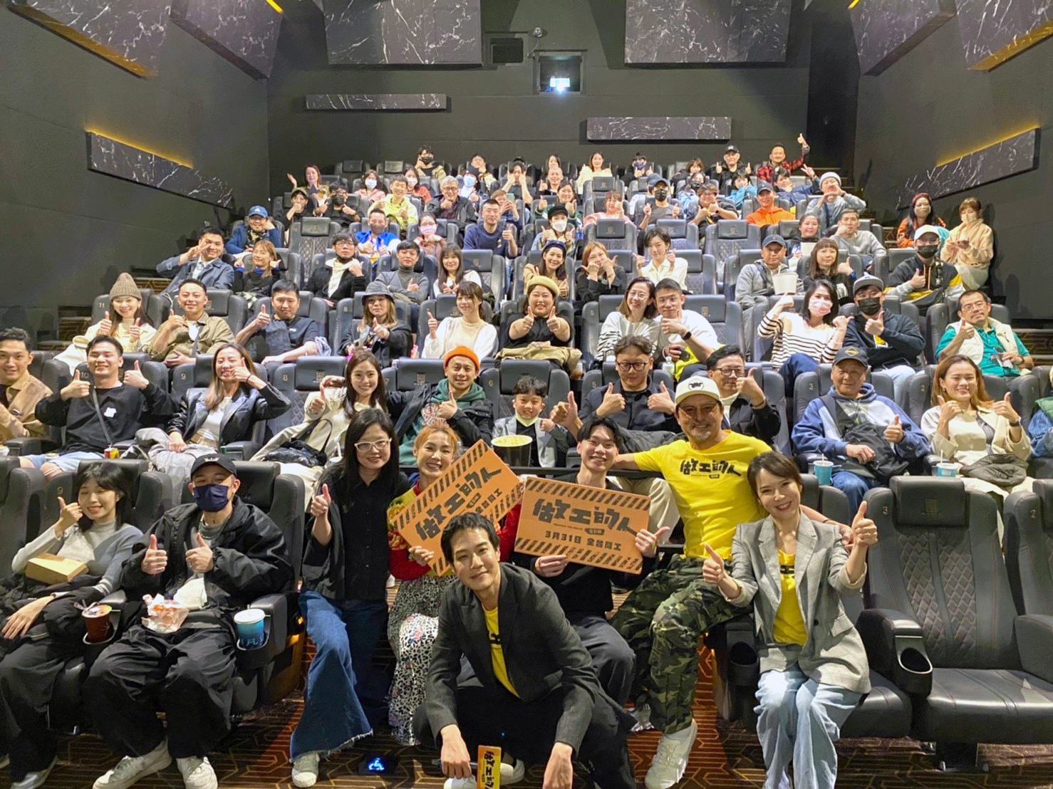 導演鄭芬芬率主演群勤跑映後，許多出身工人家庭的觀眾感觸特深。（大慕影藝、華映娛樂提供）