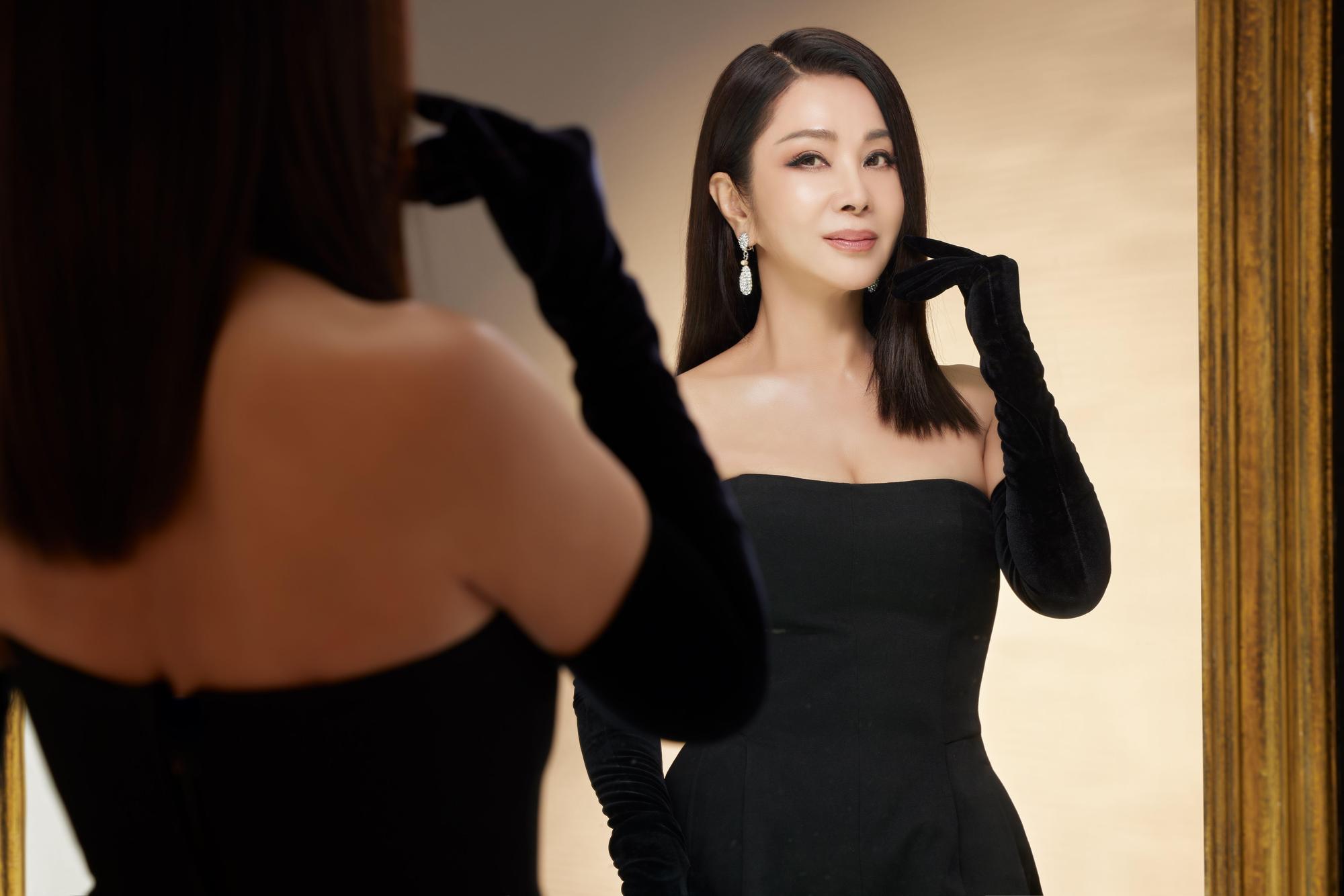 陳美鳳續約代言醫美品牌,日前拍攝新一季形象廣告。(君綺醫美提供)