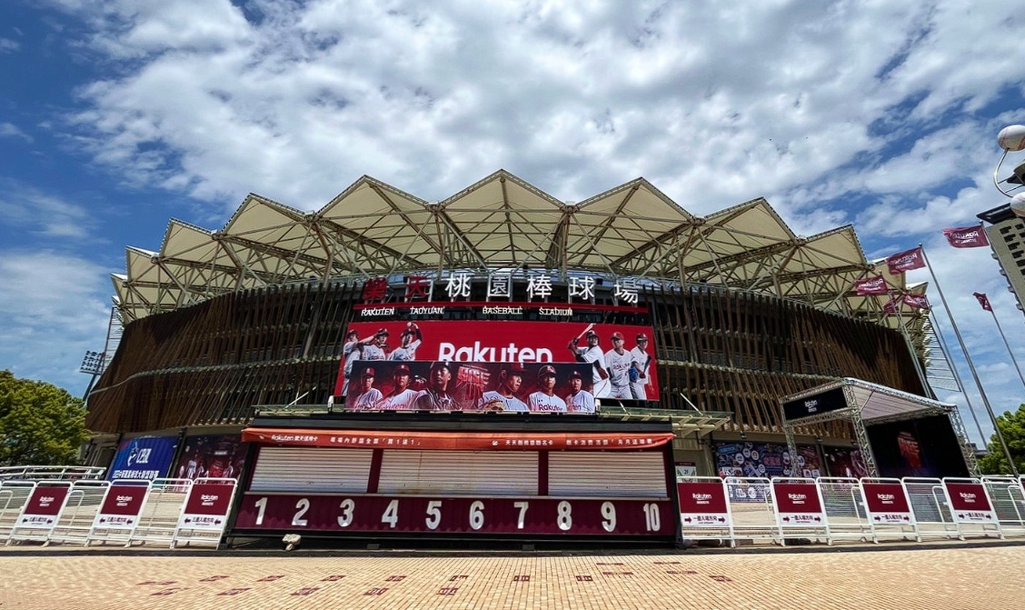 樂天桃園棒球場昨舉行本季主場開幕戰，卻因場地問題影響賽事進行。（翻攝自樂天桃猿官網）