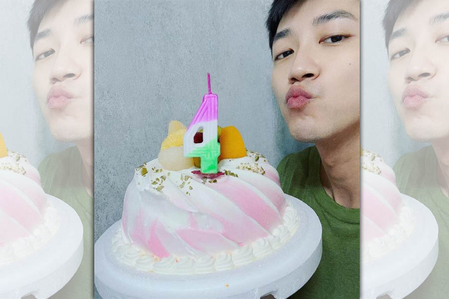 江宏傑手拿蛋糕拍照。（翻攝自江宏傑臉書）