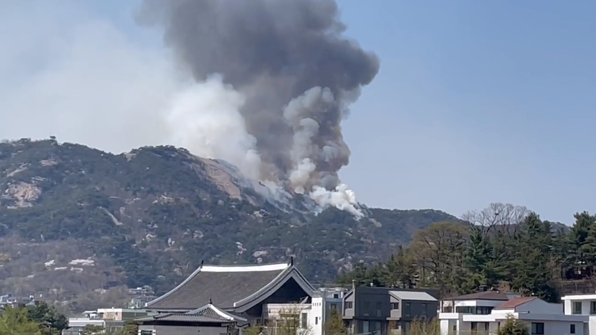 首爾鍾路區的仁王山2日突然發生大火，火勢延燒20多小時仍未完全撲滅。（翻攝自Twitter）