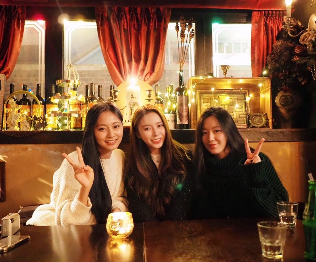 前CLC的港籍成員Elkie(莊錠欣)與子瑜(左)、舒華也是好姐妹。(網路圖片)