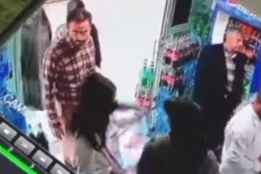 近日伊朗兩名女性因未佩戴頭巾而被捕，被捕前甚至因未戴頭巾在商店裡被潑優格。（翻攝推特）