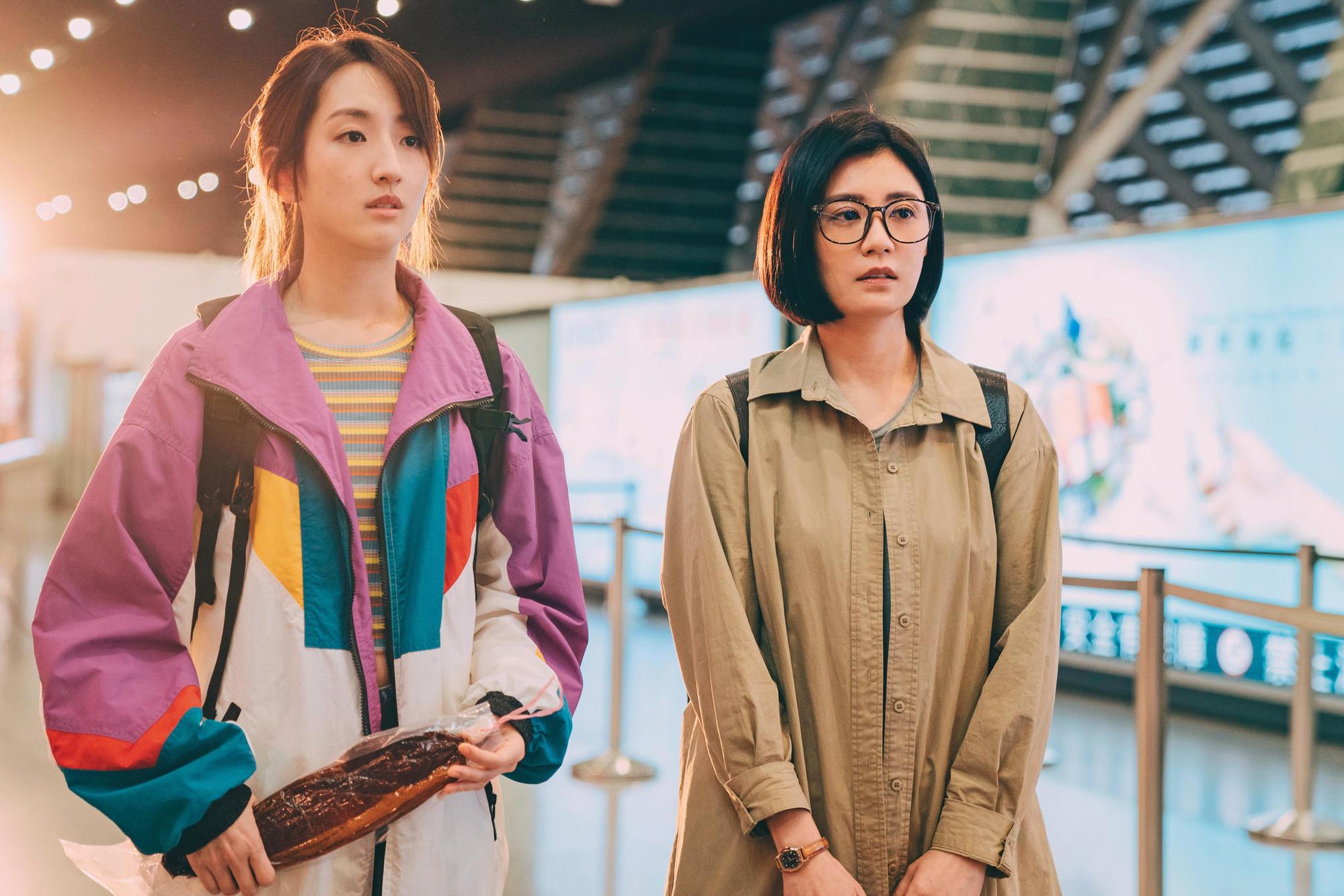 金馬影后賈靜雯、金鐘視后柯佳嬿在影集《媽,別鬧了!》演出個性迥異的姊妹。(Netflix提供)