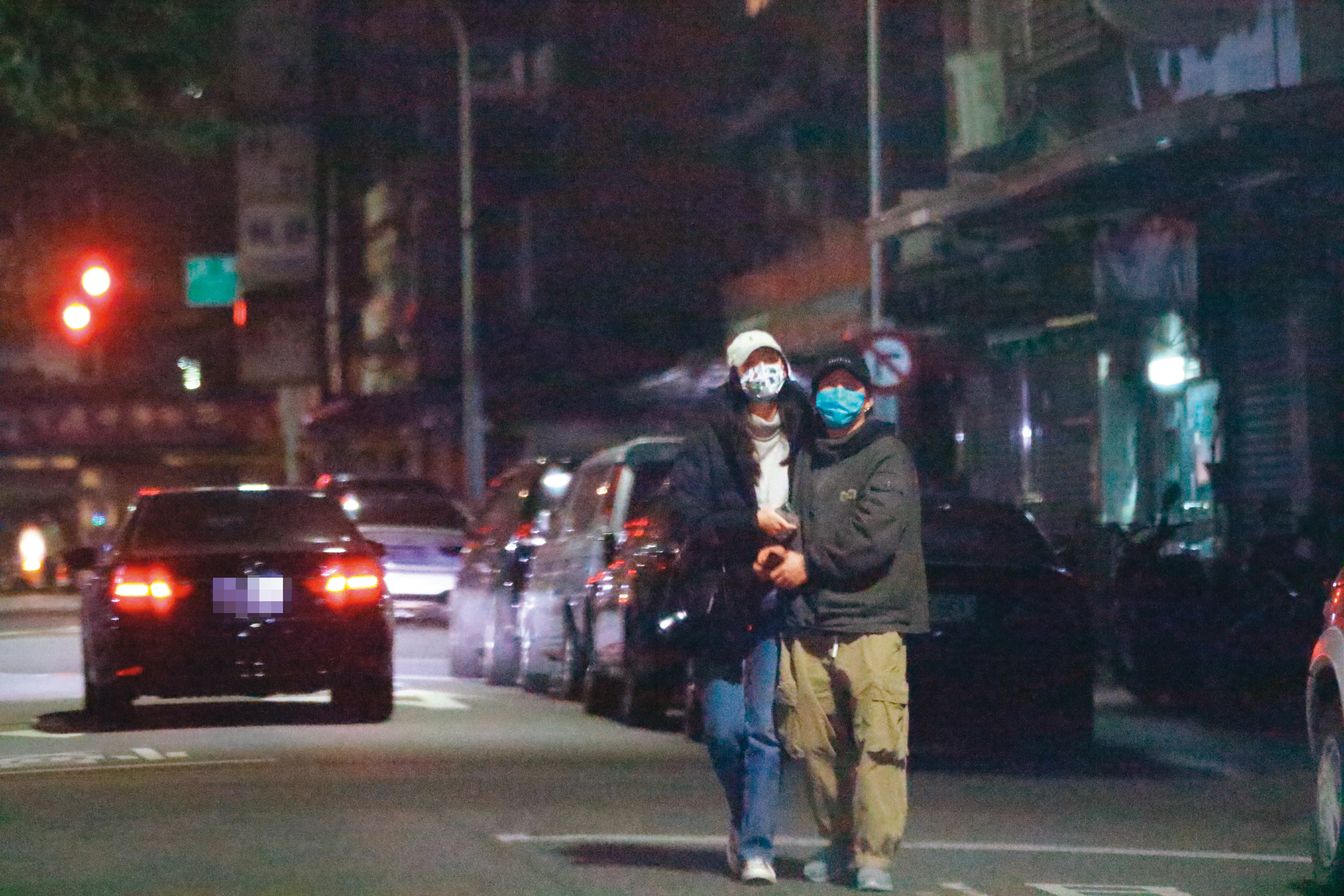 今年1月，林奕嵐（左）被本刊拍到跟巫建和在街上約會並「隔罩親吻」，結果戀情馬上夭折。