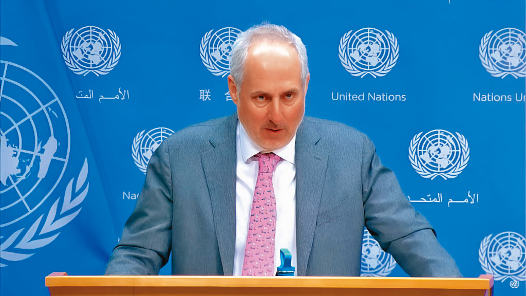 遭外國媒體連番追問，為何台灣人民持中華民國護照不得進入聯合國大廈參觀，聯合國祕書長發言人杜加里克難以招架。（翻攝聯合國YouTube）