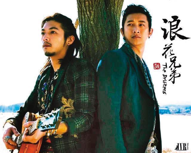 邱凱偉(右)13年前在周杰倫促成下,與楊常青(左)組成浪花兄弟,但只發行過1張專輯。