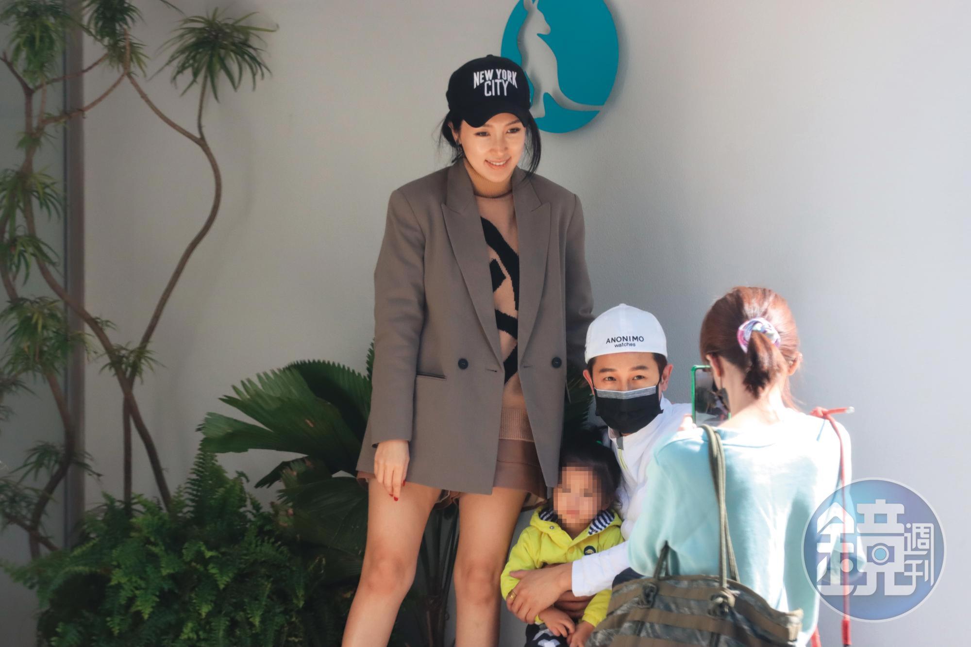 邱凱偉(右二)日前被本刊目擊和老婆(左一)、兒子與友人聚會。
