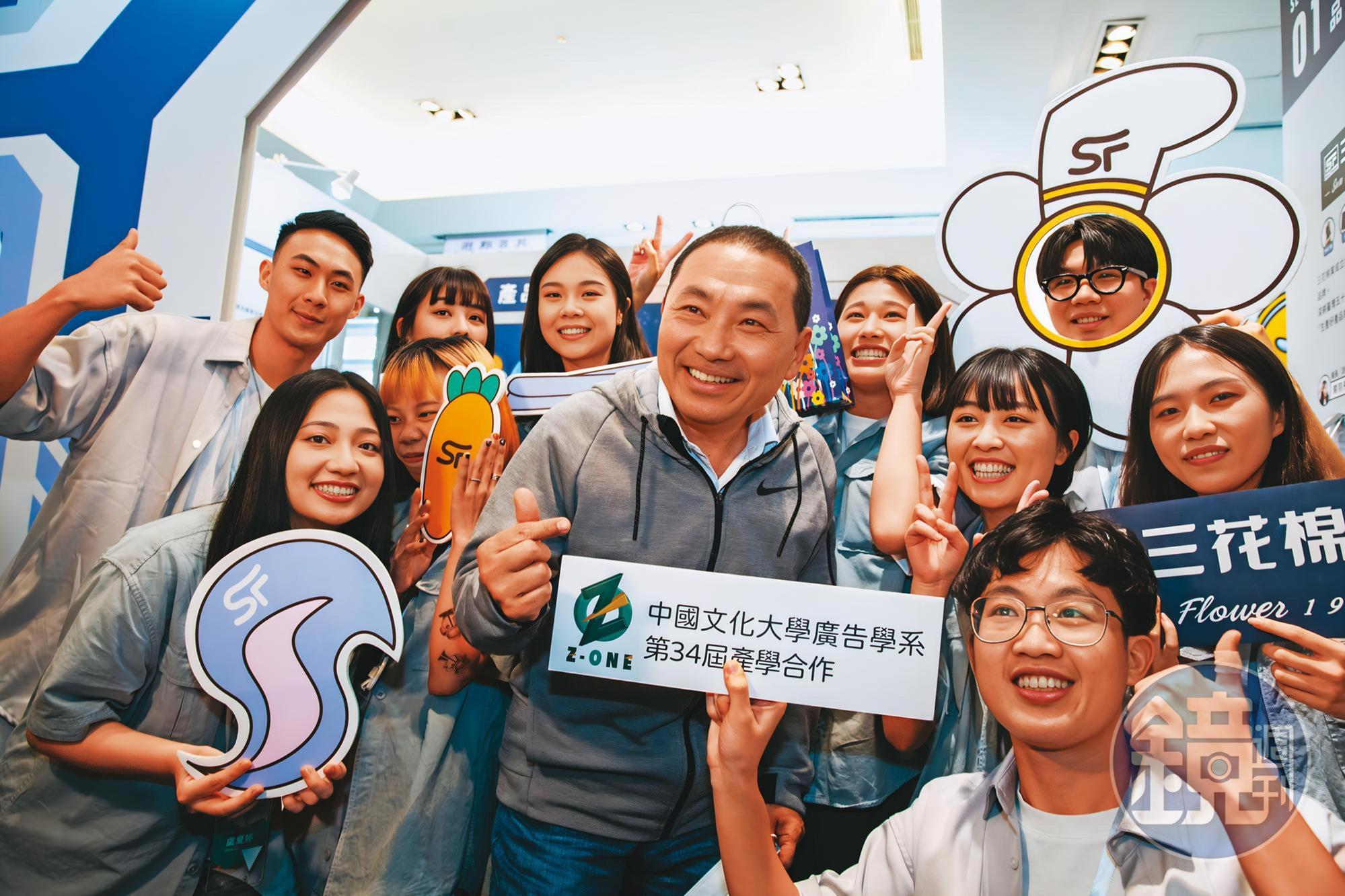 侯友宜鮮少談及兩岸等論述，將重心放在市政議題以及與民眾交流。圖為侯出席文化大學廣告系畢業展。