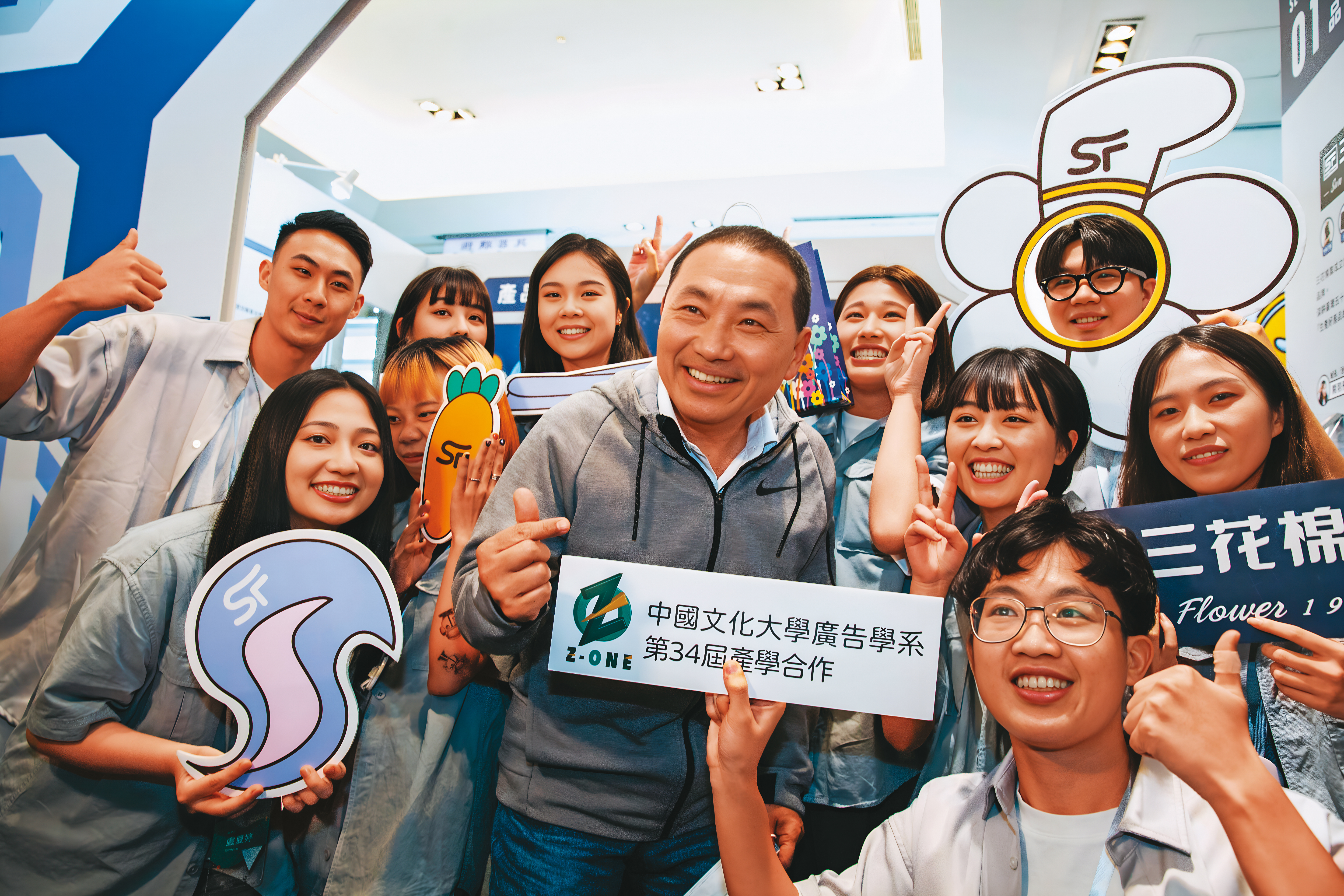 侯友宜鮮少談及兩岸等論述，將重心放在市政議題以及與民眾交流。圖為侯出席文化大學廣告系畢業展。