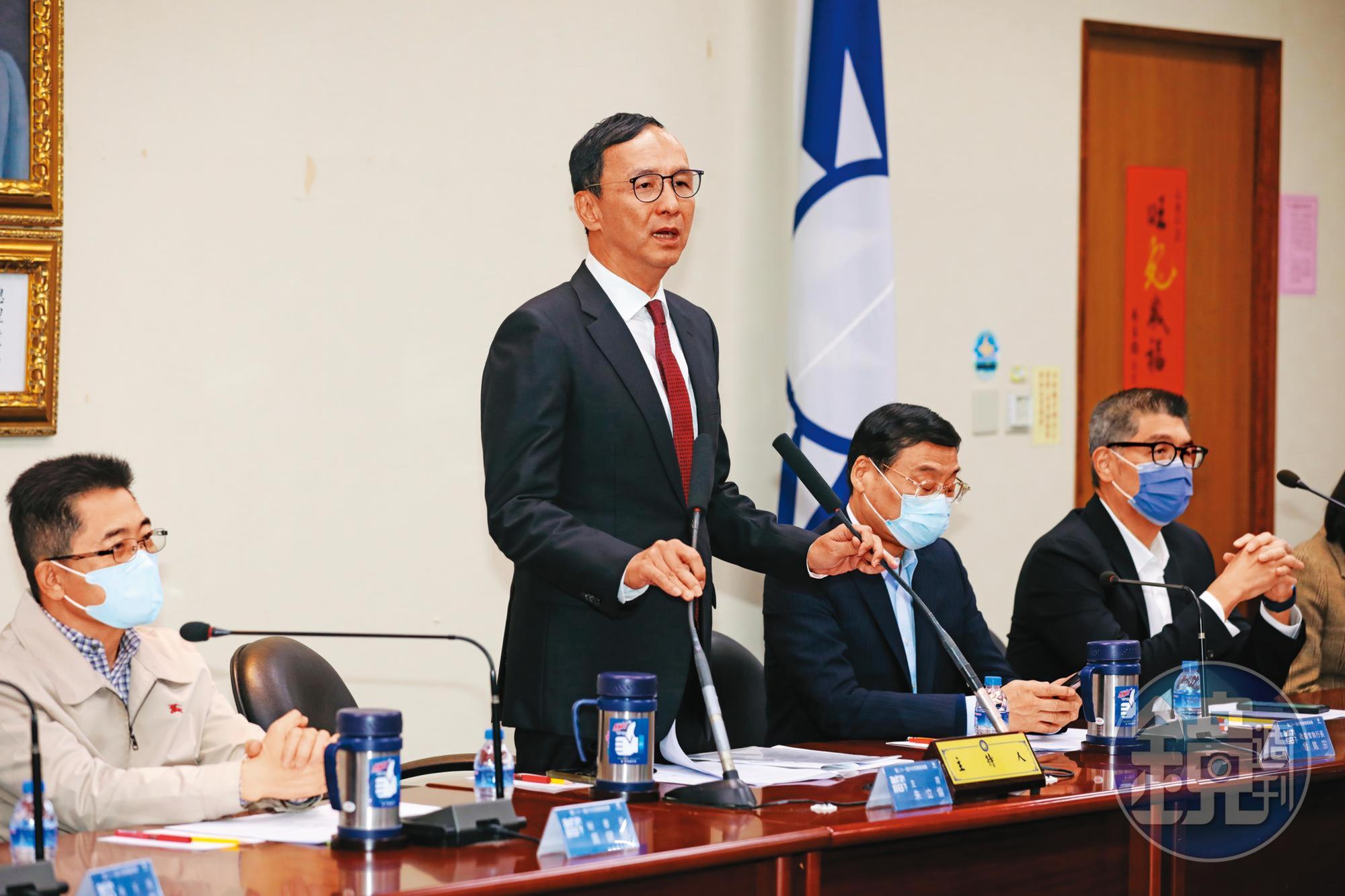 馬英九出訪前，黨中央提供黨籍民代一份「九二共識QA集」。左為黨主席朱立倫。